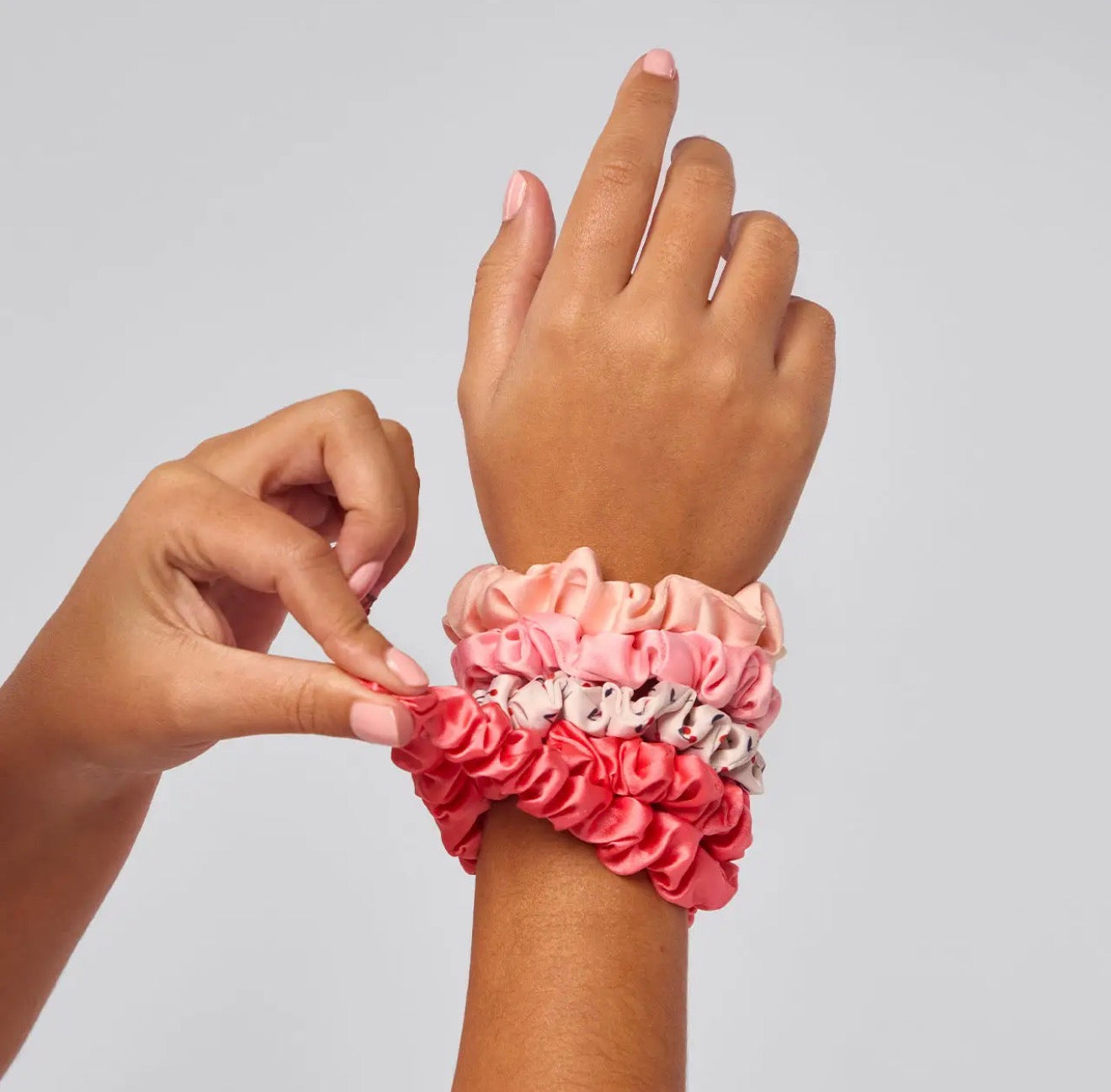 KIT.SCH PETITE SATIN SCRUNCHIES 6PC - CHERRY